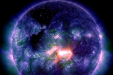 Ảnh tư liệu: Bão Mặt Trời đến từ khu vực vết đen đang hoạt động ở trung tâm đĩa Mặt Trời được Đài Thiên văn Động lực học Thái Dương của NASA chụp lại vào ngày 07/01/2014. (Ảnh: Ho/NASA/SDO/AFP)