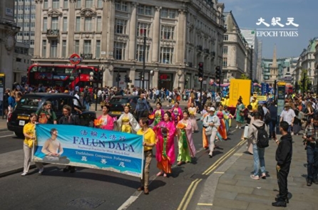 Các học viên Pháp Luân Công ở Anh quốc diễn hành kỷ niệm Ngày Pháp Luân Đại Pháp Thế Giới