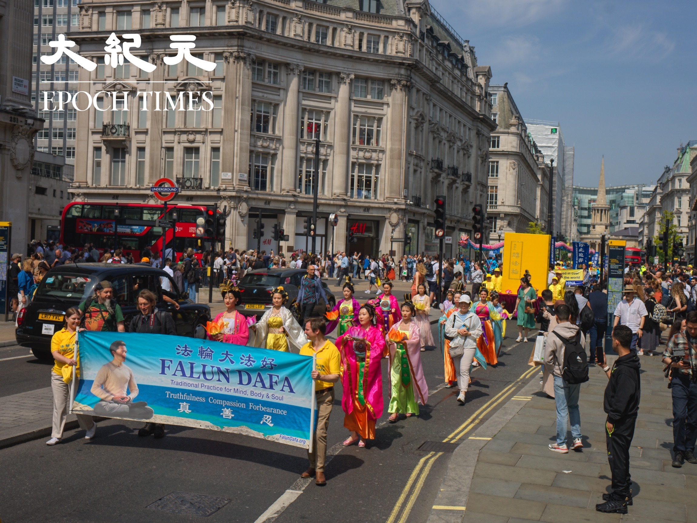 Ảnh chụp đoàn diễn hành đi qua đường Oxford, con đường sầm uất nhất London, hôm 11/05/2024. (Ảnh: Yến Ninh/The Epoch Times)