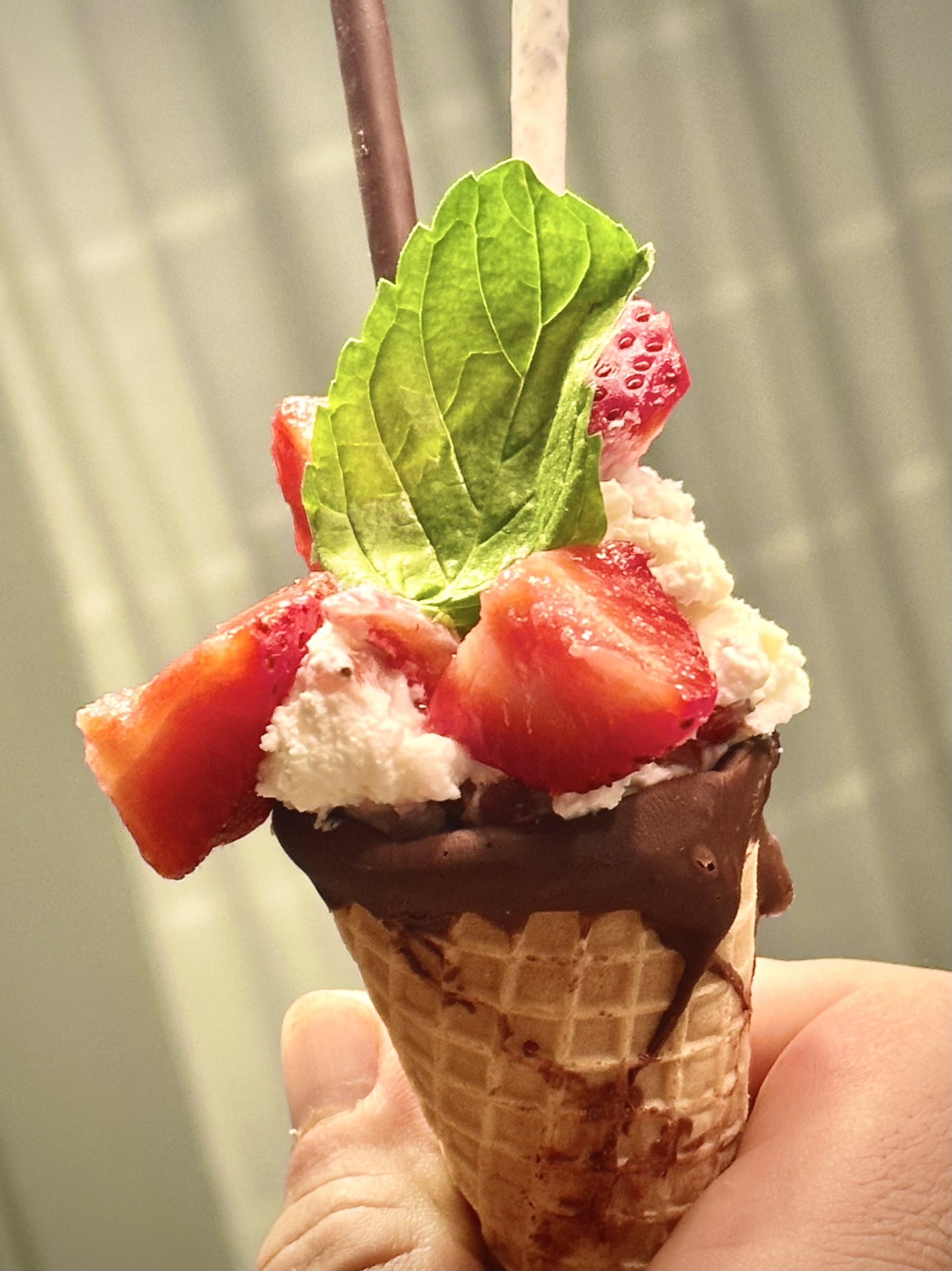 Kem ốc quế nhúng chocolate, phần nhân nhồi bên trong lấy cảm hứng từ bánh cannoli, tạo nên một món tráng miệng ngọt ngào, béo ngậy, và giàu ý nghĩa. (Ảnh: Ari LeVaux)