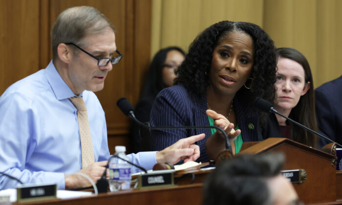 Thành viên hàng đầu, Đại biểu Stacey Plaskett (Dân Chủ-Virgin Islands) (phải) tranh biện với Chủ tịch Dân biểu Jim Jordan (Cộng Hòa-Ohio) (trái) trong một phiên điều trần trước Tiểu ban Đặc biệt về Vũ khí hóa Chính phủ Liên bang thuộc Ủy ban Tư pháp Hạ viện tại Tòa nhà văn phòng Hạ viện Rayburn, Capitol Hill ở Hoa Thịnh Đốn, ngày 18/05/2023. (Ảnh: Alex Wong/Getty Images)