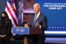 Tổng thống Joe Biden, kế bên là Phó Tổng thống Kamala Harris, nói về việc bảo vệ Đạo luật Chăm sóc Giá cả phải chăng (ACA) khi ông nói với các phóng viên về “kế hoạch mở rộng luật chăm sóc sức khỏe giá cả phải chăng” của họ trong lần xuất hiện ở Wilmington, Delaware, ngày 10/11/2020. (Ảnh: Jonathan Ernst/Reuters/Ảnh tư liệu)