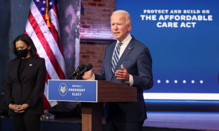 Tổng thống Joe Biden, kế bên là Phó Tổng thống Kamala Harris, nói về việc bảo vệ Đạo luật Chăm sóc Giá cả phải chăng (ACA) khi ông nói với các phóng viên về “kế hoạch mở rộng luật chăm sóc sức khỏe giá cả phải chăng” của họ trong lần xuất hiện ở Wilmington, Delaware, ngày 10/11/2020. (Ảnh: Jonathan Ernst/Reuters/Ảnh tư liệu)