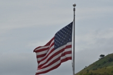 Quốc kỳ Mỹ tại tòa nhà Đại sứ quán Hoa Kỳ trong một ảnh tư liệu. (Ảnh: Adek Berry/AFP qua Getty Images)