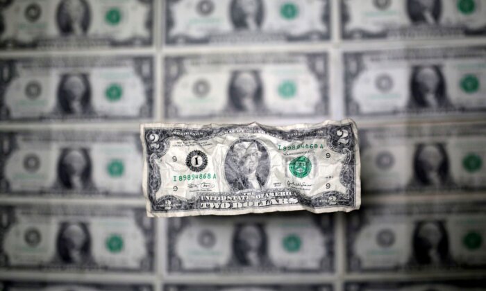 Tờ tiền dollar Mỹ trong hình minh họa này được chụp hôm 03/05/2018. (Ảnh: Dado Ruvic/Reuters)