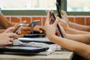 Học khu ở California cấm học sinh trung học cơ sở sử dụng điện thoại di động
