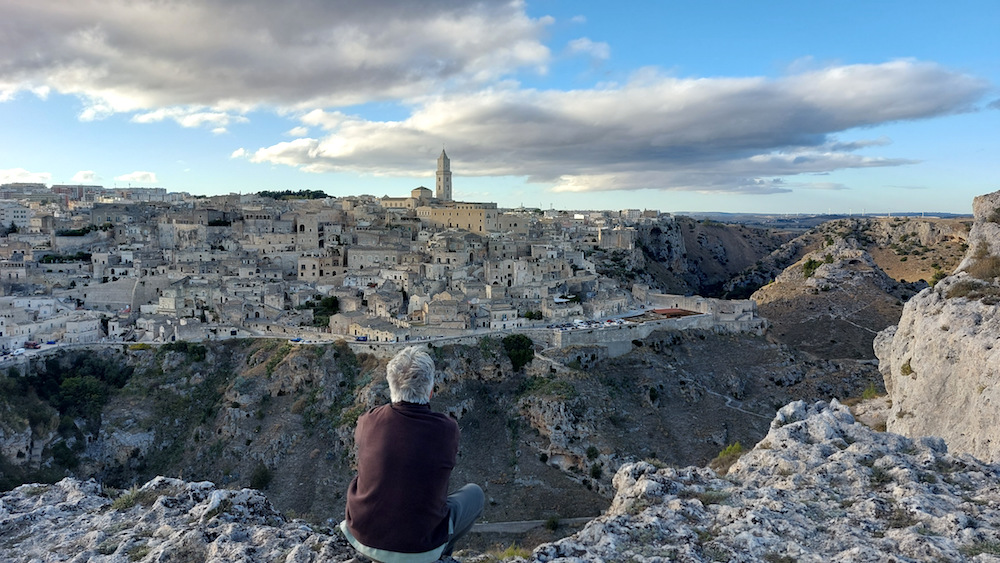 Nhìn qua thị trấn Matera từ bên kia một thung lũng. (Ảnh: Kevin Revolinski)