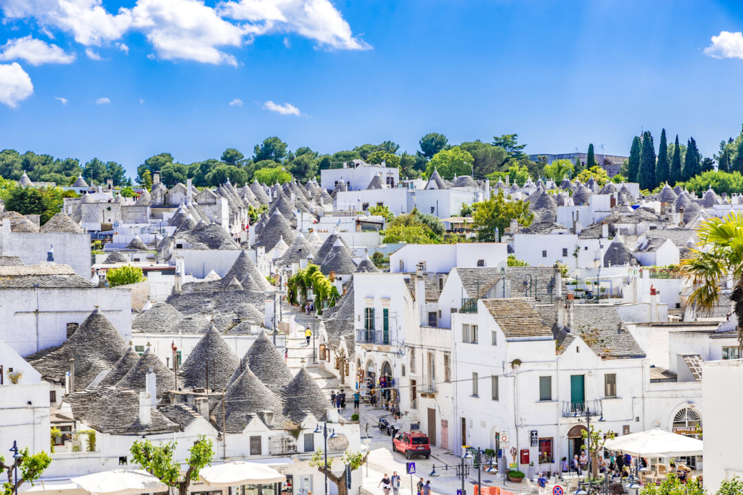 Trên khắp vùng Puglia, ta có thể bắt gặp những ngôi nhà bằng đá vôi được xây dựng mà không cần vữa, gọi là “trulli.” (Ảnh: Takashi Images/Shutterstock)