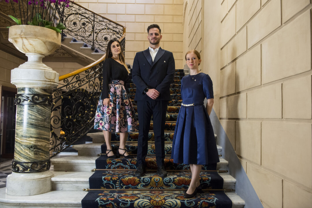 Các quản gia tại St. Regis Rome luôn sẵn sàng mang đến [cho khách hàng] dịch vụ tuyệt hảo. (Ảnh: Đăng dưới sự cho phép của St. Regis Rome)