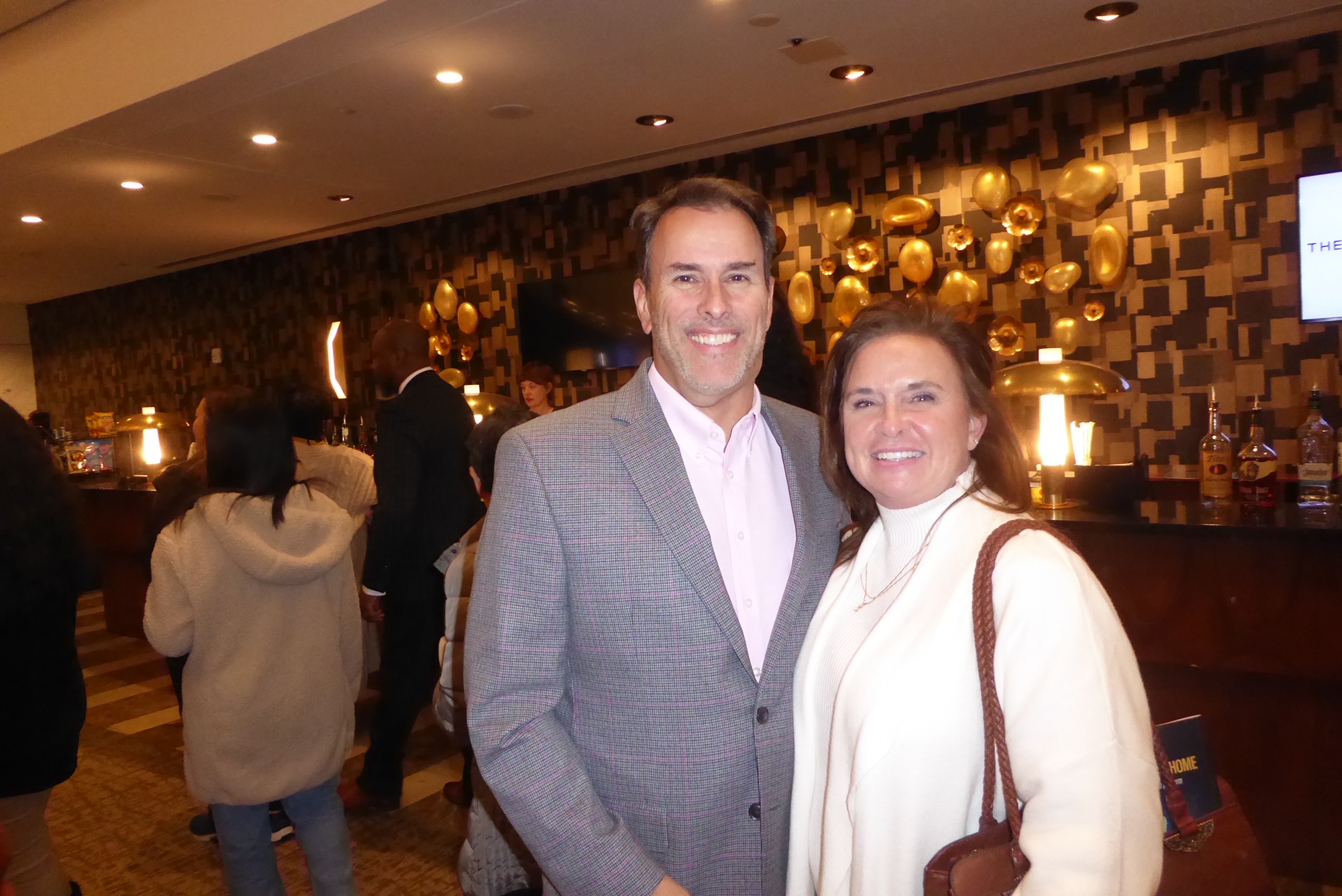 Ông Kent Buchanan và bà Valerie Buchanan thưởng thức Nghệ thuật Biểu diễn Shen Yun tại Nhà hát Giao hưởng Atlanta, ở Atlanta, tiểu bang Georgia hôm 06/01/2024. (Ảnh: Frank Liang/The Epoch Times)