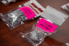 Túi đựng bằng chứng chứa fentanyl được trưng bày trong cuộc họp báo tại Trụ sở Surrey RCMP, ở Surrey, B.C., vào ngày 03/92020. (Ảnh: The Canadian Press/Darryl Dyck)