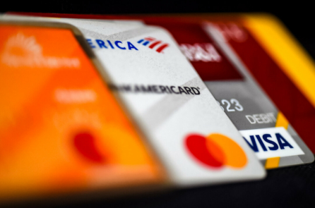 Mức nợ trung bình trên mỗi thẻ tín dụng ở Hoa Kỳ hiện đã vượt quá 6,500 USD