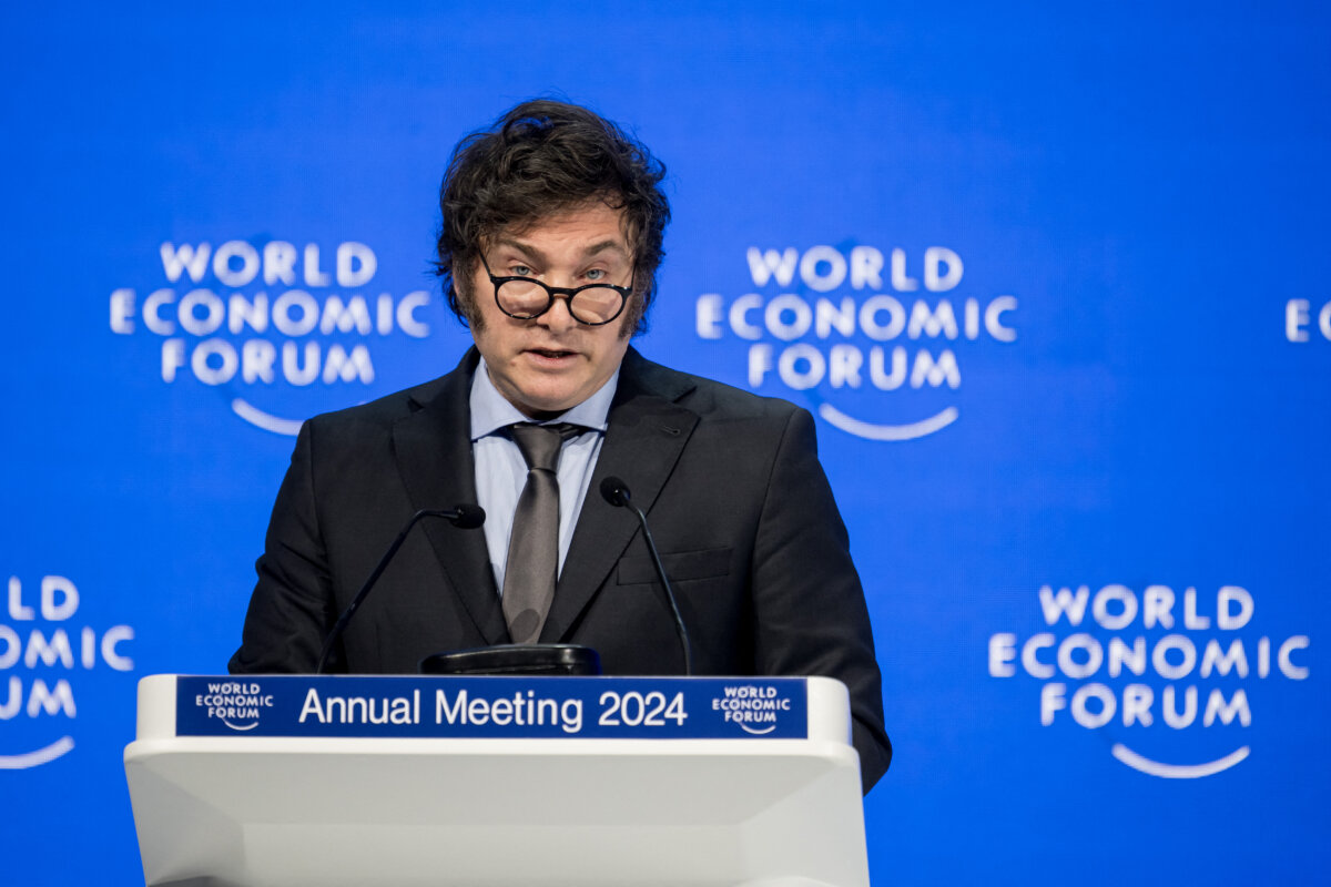Tổng thống Argentina Javier Milei có bài diễn văn tại hội nghị Diễn đàn Kinh tế Thế giới (WEF) tại Davos, Switzerland, hôm 17/01/2024. (Ảnh: Fabrice Cofferini/AFP qua Getty Images)
