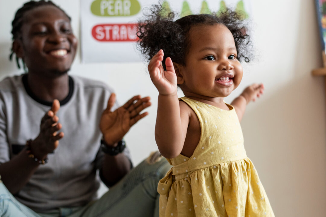 Nhảy múa là một phương thức để cha mẹ và các bé chưa biết nói có thể gắn kết với nhau. (Ảnh: Rawpixel.com/Shutterstock)