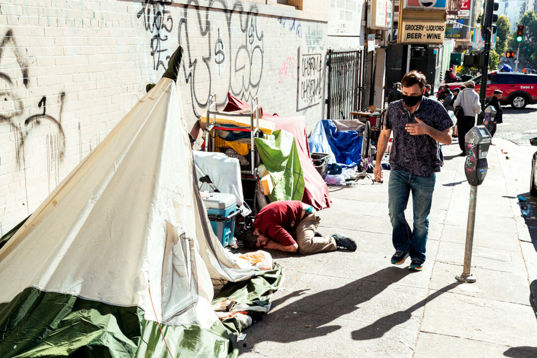 Những người vô gia cư trên Jones Street ở San Francisco, vào ngày 13/11/2023. (Ảnh: Jason Henry/AFP qua Getty Images)