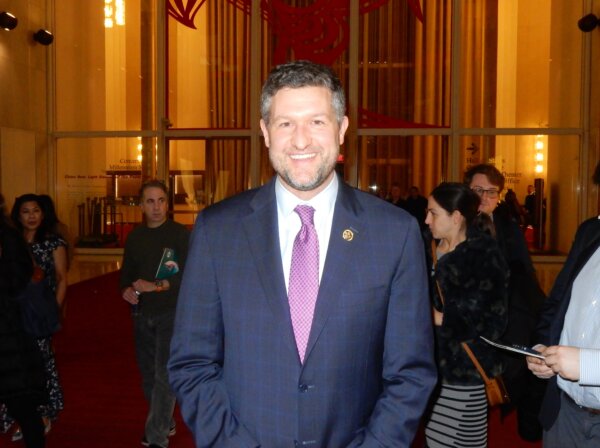 Dân biểu Pat Ryan (Dân Chủ - New York) thưởng thức Shen Yun tại Nhà hát Opera Trung tâm Kennedy ở Hoa Thịnh Đốn hôm 02/02/2024. (Ảnh: Weiyong Zhu/The Epoch Times)