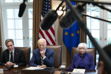 Tổng thống Hoa Kỳ Joe Biden, bên cạnh là Ngoại trưởng Antony Blinken (trái) và Bộ trưởng Ngân khố Janet Yellen (phải), chủ trì một cuộc họp bên trong Phòng Nội các tại Tòa Bạch Ốc ở Hoa Thịnh Đốn hôm 20/10/2023. (Ảnh: Tom Brenner/Pool/ Những hình ảnh đẹp)