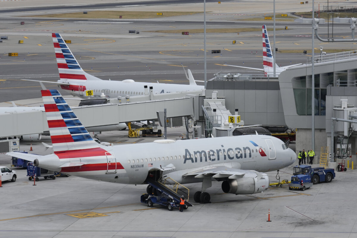 Phi cơ của American Airlines đậu trên đường băng tại ga B tại Phi trường LaGuardia ở thành phố New York vào ngày 11/01/2023. (Ảnh: Seth Wenig/AP Photo)