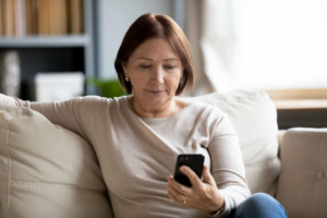 Nghiên cứu: Chăm sóc tâm lý qua điện thoại làm giảm đáng kể mức độ trầm cảm