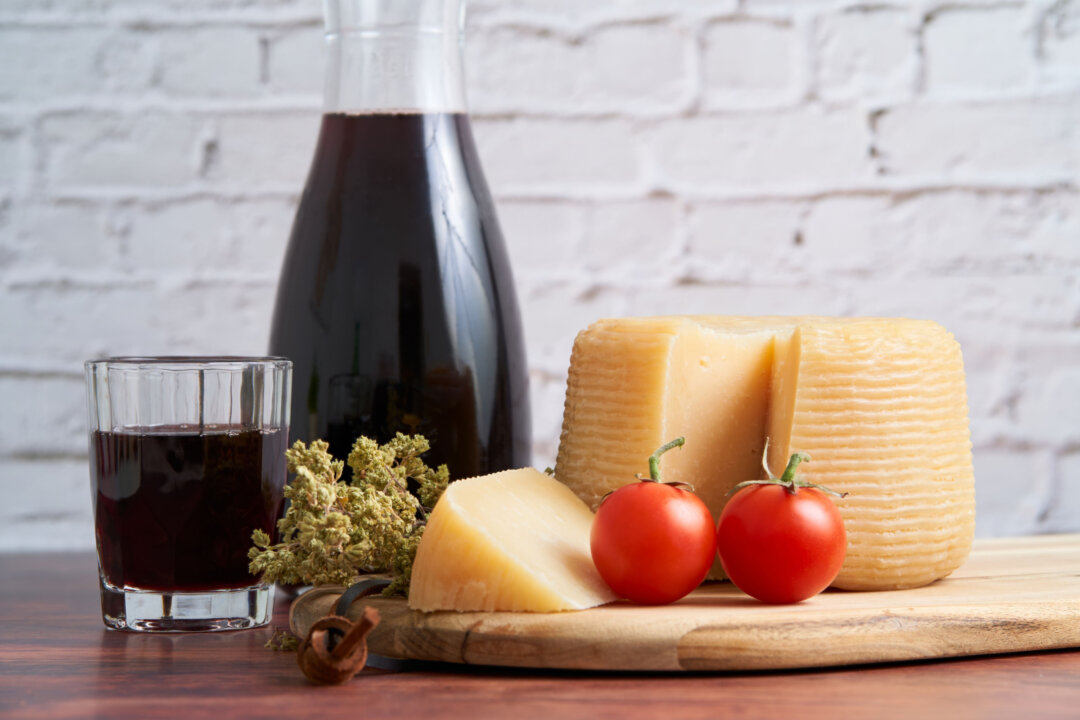 Một số thực phẩm, chẳng hạn như phô mai để lâu ngày, cà chua và rượu vang đỏ, chứa hàm lượng histamine cao. (Ảnh: Franc-o/Shutterstock)