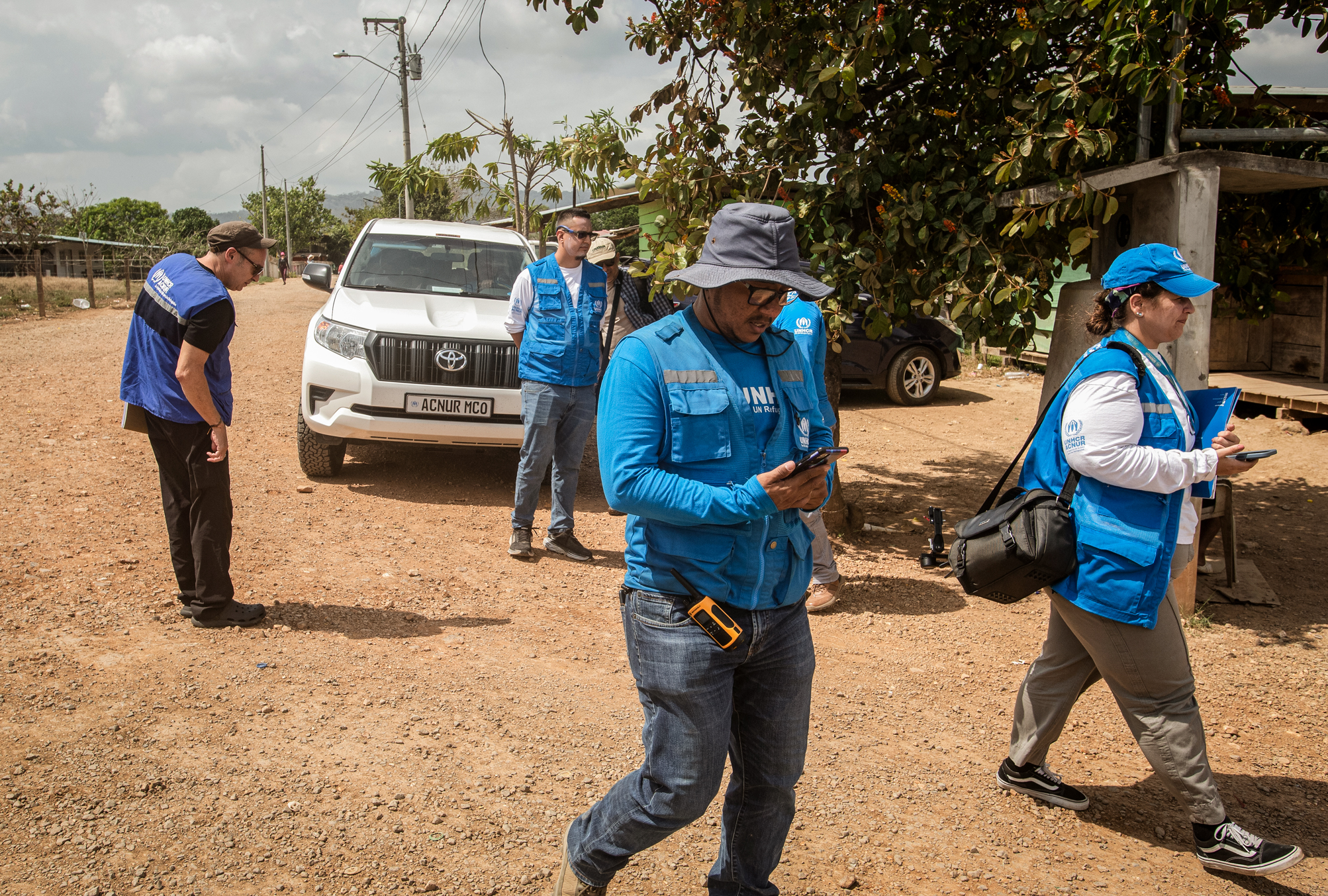 Nhân viên của cơ quan tị nạn Liên Hiệp Quốc đến trại di cư San Vicente ở Darien Gap, Panama, hôm 20/04/2024. (Ảnh: Bobby Sanchez cho The Epoch Times)