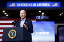 Tổng thống Joe Biden trình bày về Bidenomics tại CS Wind, ở Pueblo, Colorado, ngày 29/11/2023. (Ảnh: Michael Ciaglo/Getty Images)