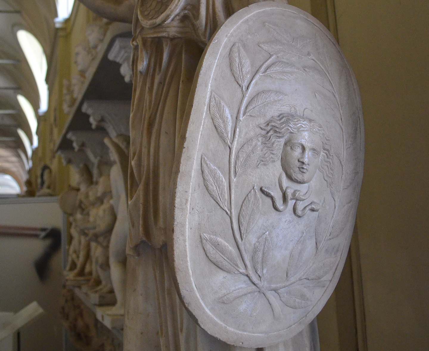 Chi tiết tấm khiên của Nữ thần Athena từ một bức tượng tại Bảo tàng Vatican ở Rome. (Ảnh: Ảnh cắt/Darafsh/CC BY-SA 3.0 DEED)
