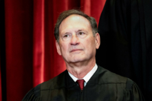 Thẩm phán Tối cao Pháp viện Samuel Alito chụp ảnh tại Hoa Thịnh Đốn vào ngày 23/04/2021. (Ảnh: Erin Schaff/Reuters)