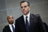 Ông Hunter Biden, con trai của Tổng thống Joe Biden, lắng nghe khi luật sư Abbe Lowell của ông trình bày với báo chí sau một phiên điều trần kín trước Ủy ban Giám sát và Trách nhiệm Giải trình của Hạ viện, và Ủy ban Tư pháp Hạ viện tại Tòa nhà Văn phòng Hạ viện O’Neill ở Hoa Thịnh Đốn, hôm 28/02/2024. (Ảnh: Samuel Corum/Getty Images)