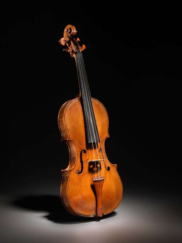Cây vĩ cầm “Kurtz” bản cũ của nghệ nhân Andrea Amati, khoảng năm 1560. Gỗ vân sam, gỗ phong, gỗ mun; chiều dài 35.4 cm. Bảo tàng nghệ thuật Metropolitan, New York.