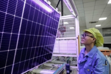 Một công nhân sản xuất pin quang năng dùng cho các tấm pin quang năng tại một xưởng ở thành phố Hoài An, tỉnh Giang Tô, miền đông Trung Quốc, hôm 25/09/2023. (Ảnh: STR/AFP qua Getty Images)