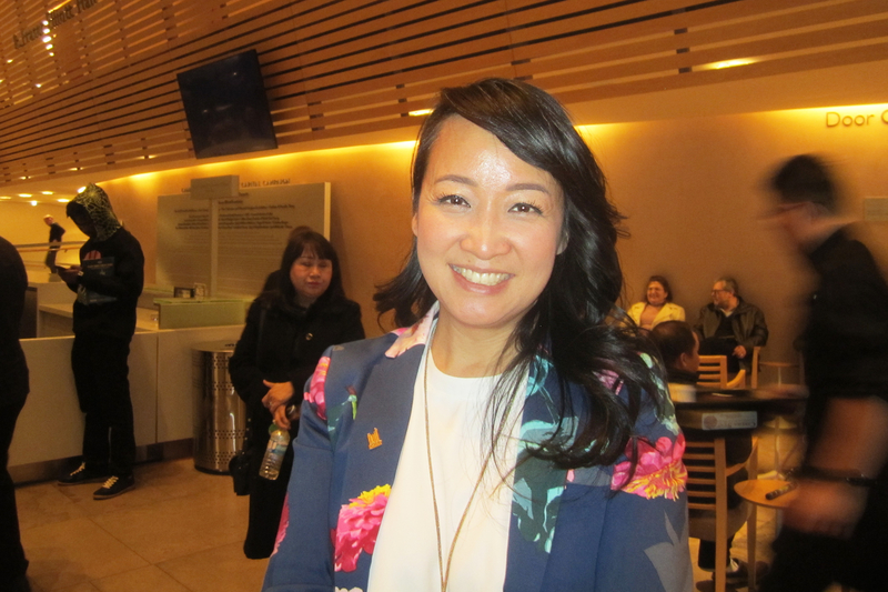 Bà Lily Cheng, Ủy viên Hội đồng Thành phố Toronto, Phường 18, Khu dân cư Willowdale thưởng thức Shen Yun cùng gia đình tại Trung tâm Nghệ thuật Biểu diễn Bốn Mùa tối hôm 06/04/2024. (Ảnh: The Epoch Times)