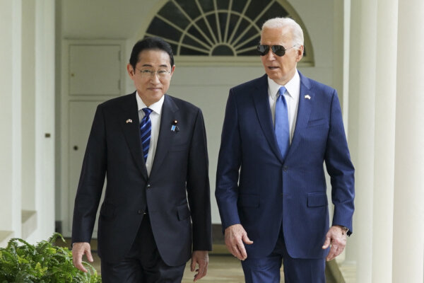 Tổng thống Hoa Kỳ Joe Biden và Thủ tướng Nhật Bản Fumio Kishida đi bộ dọc theo hành lang dãy cột đến Oval Office của Tòa Bạch Ốc ở Hoa Thịnh Đốn, hôm 10/04/2024. (Ảnh: Kevin Lamarque /Pool/AFP qua Getty Images)