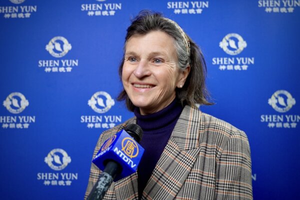 Bà Anne De Ligne, công nương Luxembourg, thưởng lãm Shen Yun tại Nhà hát Reims Arena, Pháp hôm 02/04/2024.