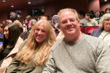 Bà Karen cùng phu quân Peter Esposito thưởng thức Nghệ thuật Biểu diễn Shen Yun tại Nhà hát David H. Koch thuộc Trung tâm Lincoln, thành phố New York hôm 13/04/2024. (Ảnh: Sally Sun/The Epoch Times)