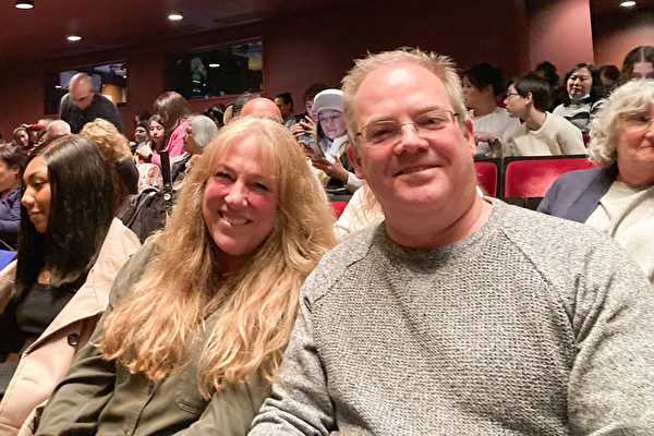 Bà Karen cùng phu quân Peter Esposito thưởng thức Nghệ thuật Biểu diễn Shen Yun tại Nhà hát David H. Koch thuộc Trung tâm Lincoln, thành phố New York hôm 13/04/2024. (Ảnh: Sally Sun/The Epoch Times)