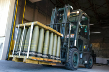 Các phi công thuộc Phi đoàn Cảng Trên không số 436 sử dụng xe nâng để di chuyển những quả đạn pháo 155 mm cuối cùng tới Ukraine, tại Căn cứ Không quân Dover, Delaware, hôm 29/04/2022. (Ảnh: Alex Brandon/AP Photo)