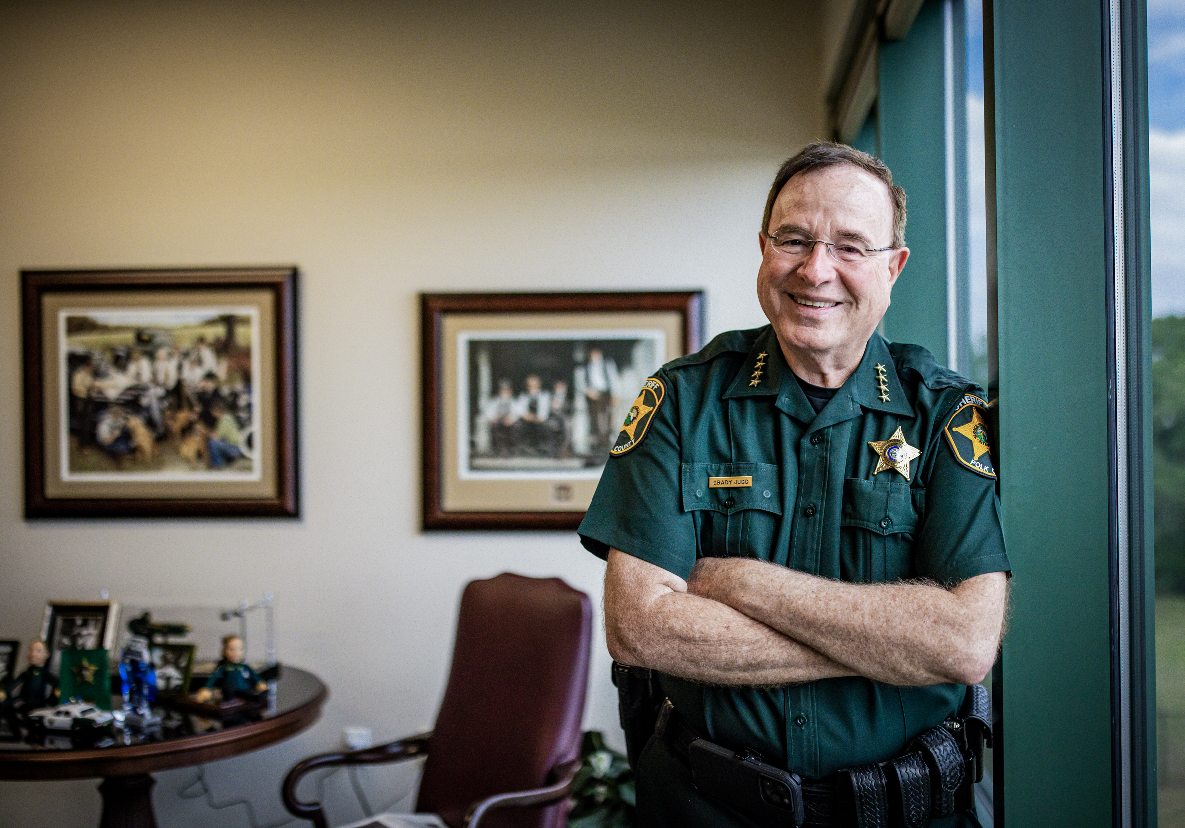 Cảnh sát trưởng Quận Polk Grady Judd tại Trung tâm Liên lạc Khẩn cấp Văn phòng Cảnh sát trưởng Quận Polk (PCSO) ở Winter Haven, Florida, hôm 02/04/2024. (Ảnh: Edward Linsmeier cho The Epoch Times)