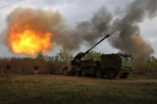 Các xạ thủ từ Lữ đoàn Cơ giới Độc lập số 43 của Lực lượng vũ trang Ukraine bắn đạn pháo tự hành 155 mm 2C22 “Bohdana”  vào vị trí của Nga, ở khu vực Kharkov, khi Nga xâm lược Ukraine, hôm 21/04/2024. (Ảnh: Anatolii Stepanov/AFP qua Getty Images)