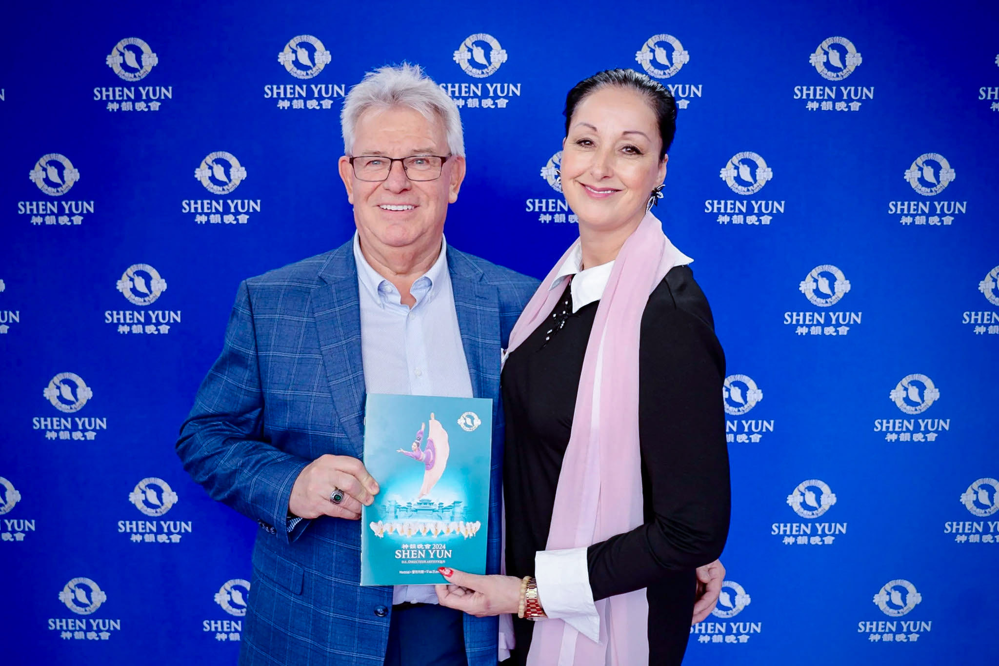 Ông Jacques Dussault và bà Isabelle Sansoucy thưởng thức buổi diễn ban chiều của Shen Yun tại Nhà hát Maisonneuve thuộc Trung tâm Nghệ thuật Place des Arts, ở thành phố Montreal hôm 21/04/2024. (Ảnh: Đài truyền hình NTD)