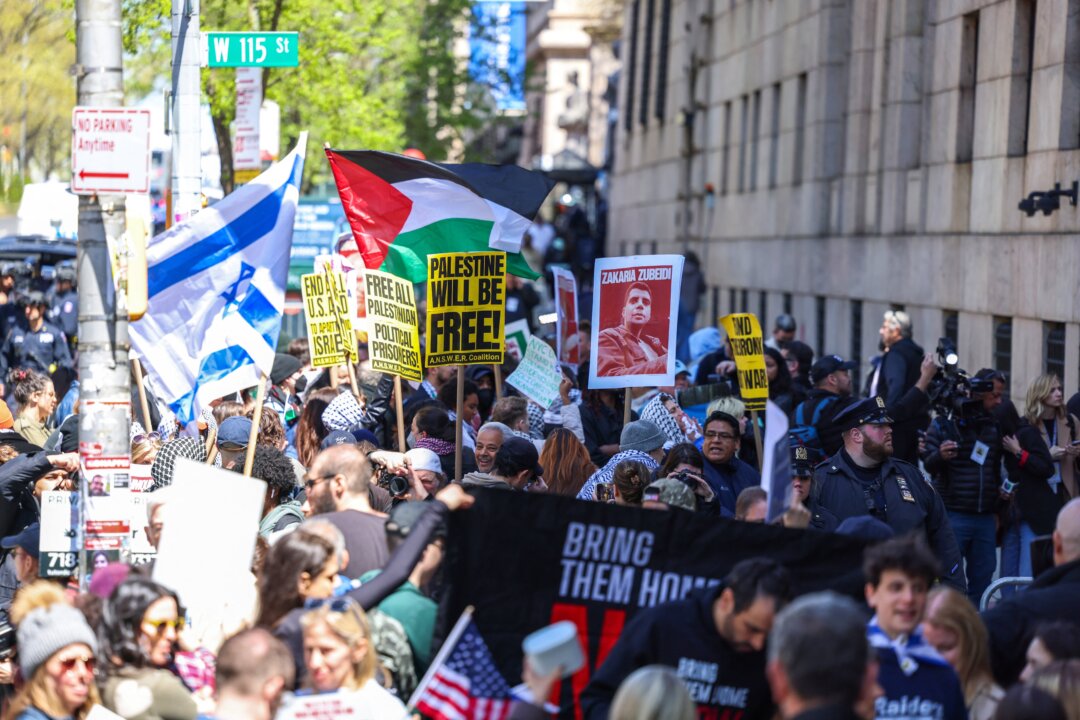 Những người ủng hộ Palestine và ủng hộ Israel đối đầu nhau trước cổng Đại học Columbia, ngôi trường đang bị những người biểu tình ủng hộ Palestine chiếm đóng, tại New York hôm 22/04/2024. Hôm 21/04, Tổng thống Joe Biden lên án bất kỳ chủ nghĩa bài Do Thái nào trong khuôn viên trường đại học khi cuộc biểu tình của những người ủng hộ Palestine tại Đại học Columbia nhằm yêu cầu trường cắt đứt quan hệ tài chính với đồng minh chủ chốt của Hoa Kỳ là Israel bước sang ngày thứ năm. (Ảnh: Charly Triballeau/AFP qua Getty Images)