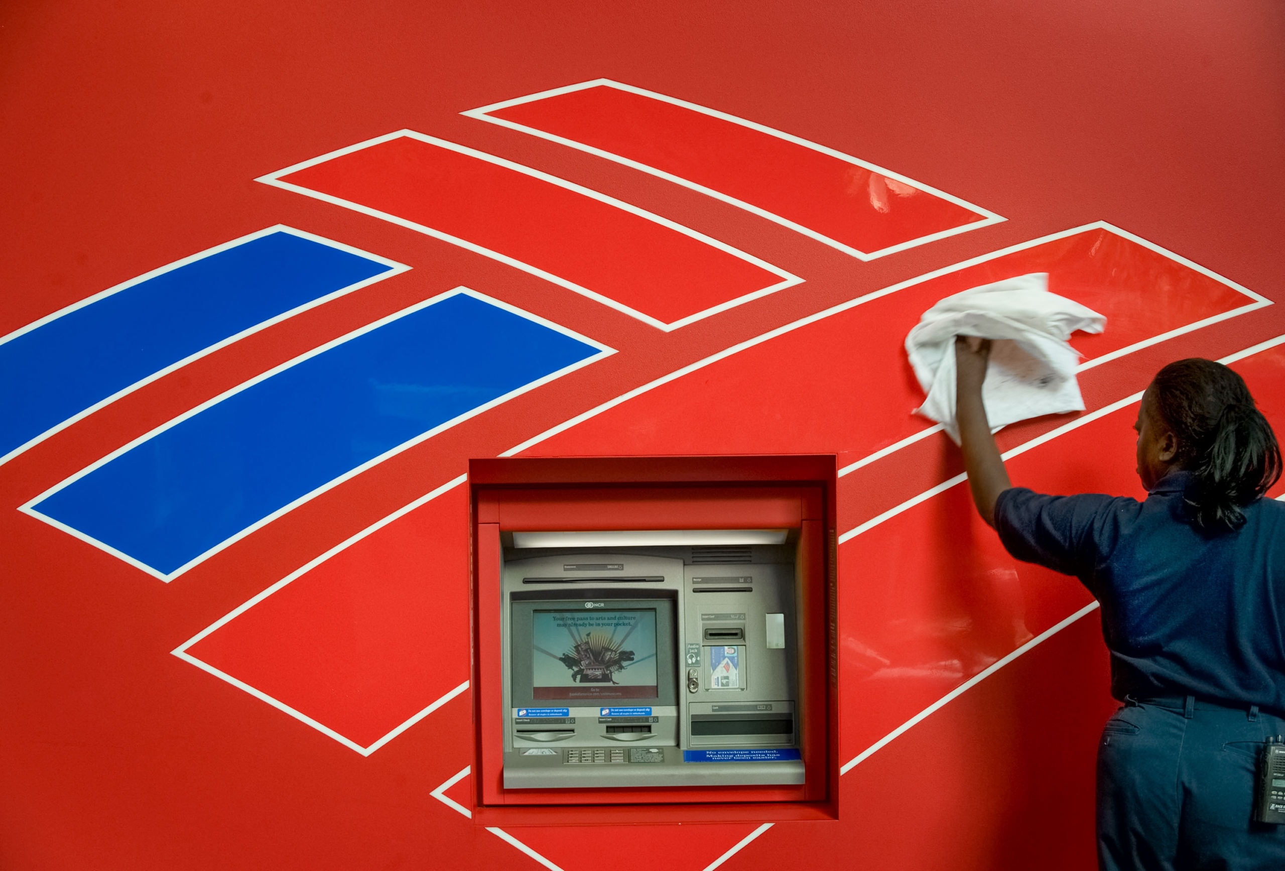 Một nhân viên lau chùi máy ATM đối diện với trụ sở chính của Bank of America ở Charlotte, North Carolina, vào ngày 15/09/2008. Ông Eastman được cho là đã bị Bank of America đóng tài khoản ngân hàng. (Ảnh: Davis Turner/Getty Images)