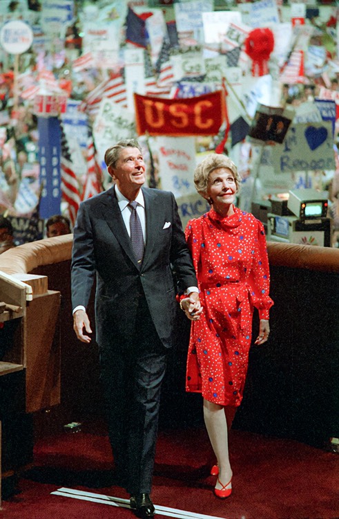 Tổng thống Ronald Reagan và Đệ nhất Phu nhân Nancy Reagan sau bài diễn văn nhận đề cử tổng thống tại Đại hội Quốc gia Đảng Cộng Hòa ở Dallas, Texas, vào ngày 23/08/1984. (Ảnh: Tòa Bạch Ốc/Thư viện Tổng thống Reagan/Tư liệu Công cộng)