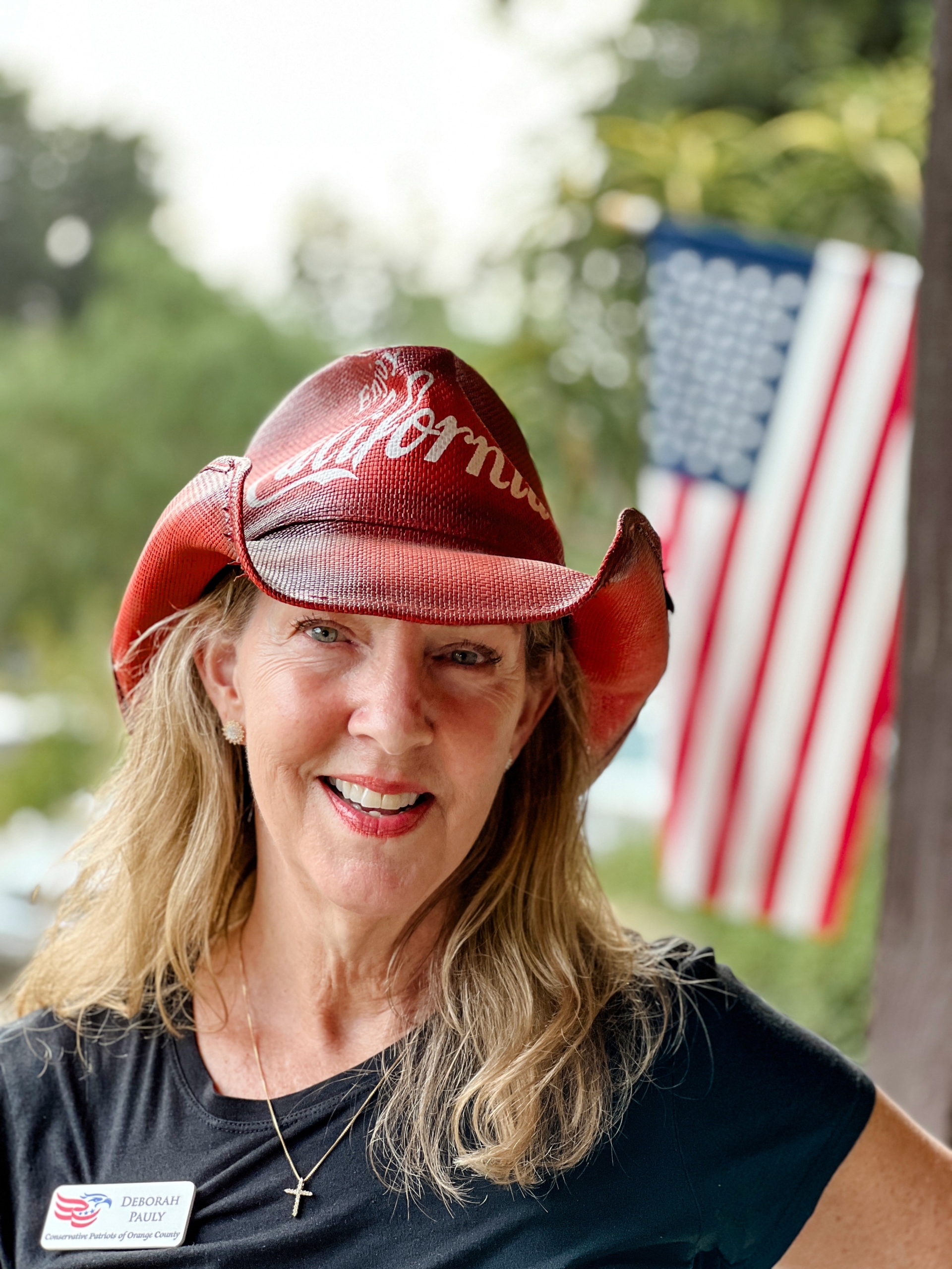 Bà Deborah Pauly, chủ tịch Tổ chức Những người Yêu nước Bảo tồn Truyền thống của Quận Cam, tổ chức một sự kiện riêng dành cho những người ủng hộ ông John Eastman, cựu luật sư của ông Trump, tại một trang trại ở phía bắc Quận Cam, California, vào ngày 19/08/2023. (Ảnh: Brad Jones/The Epoch Times)