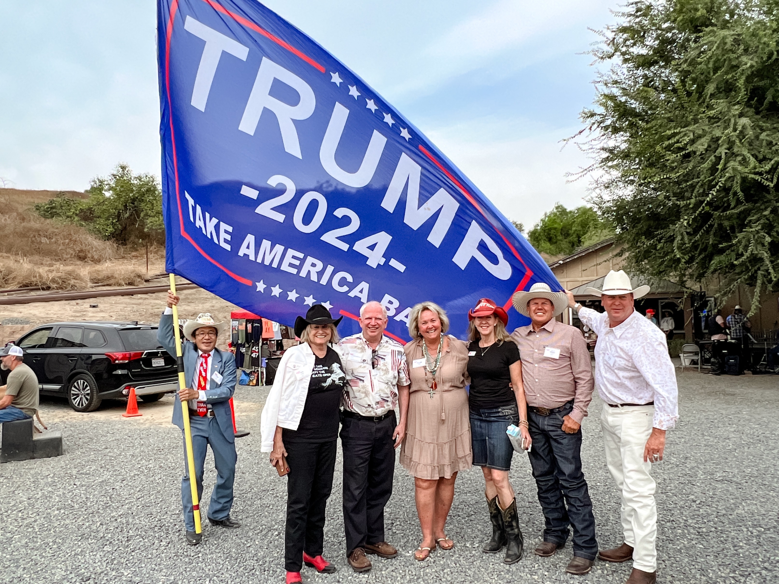 Ông John Eastman (thứ 3 từ trái sang) và những người ủng hộ ông chụp ảnh chung tại một sự kiện riêng tư được tổ chức tại một trang trại ở phía bắc Quận Cam, California, vào ngày 19/08/2023. (Ảnh: Brad Jones/The Epoch Times)