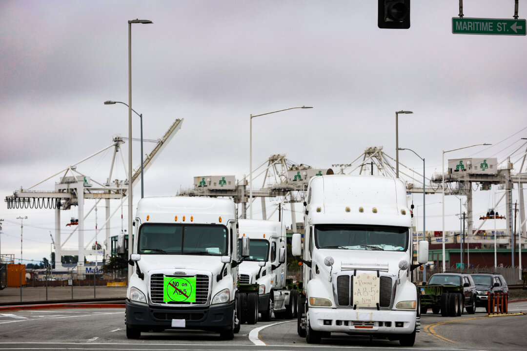 Xe tải đậu chặn lối vào một bến container tại Cảng Oakland ở Oakland, California, hôm 21/07/2022. (Ảnh: Justin Sullivan/Getty Images)