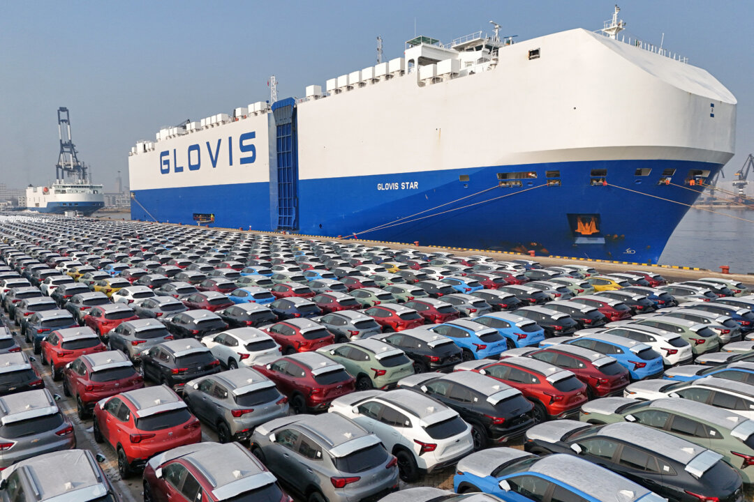 Những chiếc xe chờ được xếp lên tàu để xuất cảng tại cảng Yên Đài, tỉnh Sơn Đông, miền đông Trung Quốc, hôm 02/01/2024. (Ảnh: STR/AFP qua Getty Images)
