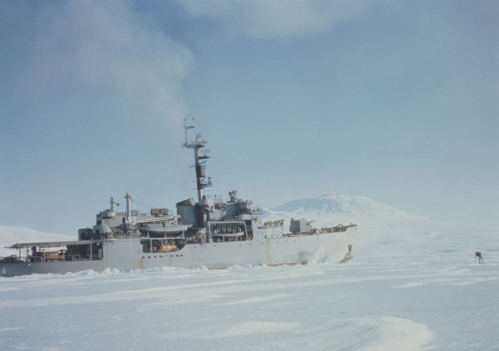 Tàu phá băng ‘USS Glacier’ (AGB-4) của Hải quân Hoa Kỳ ở McMurdo Sound, Nam Cực, trong vùng núi Erebus, khoảng năm 1960. (Ảnh: Archive Photos/Getty Images)