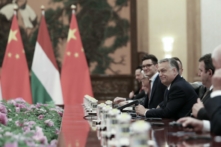 Thủ tướng Hungary Viktor Orban trò chuyện cùng nhà lãnh đạo Trung Quốc Tập Cận Bình (không có mặt trong ảnh) trong một cuộc đàm phán song phương của Diễn đàn Vành đai và Con đường lần thứ hai tại Đại lễ đường Nhân dân ở Bắc Kinh, vào ngày 25/04/2019. (Ảnh: Andrea Verdelli/Pool/Getty Images)