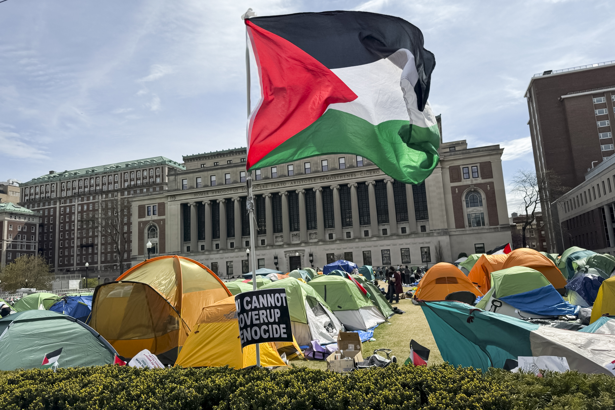 Sinh viên Đại học Columbia phản đối cuộc xung đột ở Gaza tại Đại học Columbia ở thành phố New York, hôm 27/04/2024. (Ảnh: Emel Akan/The Epoch Times)
